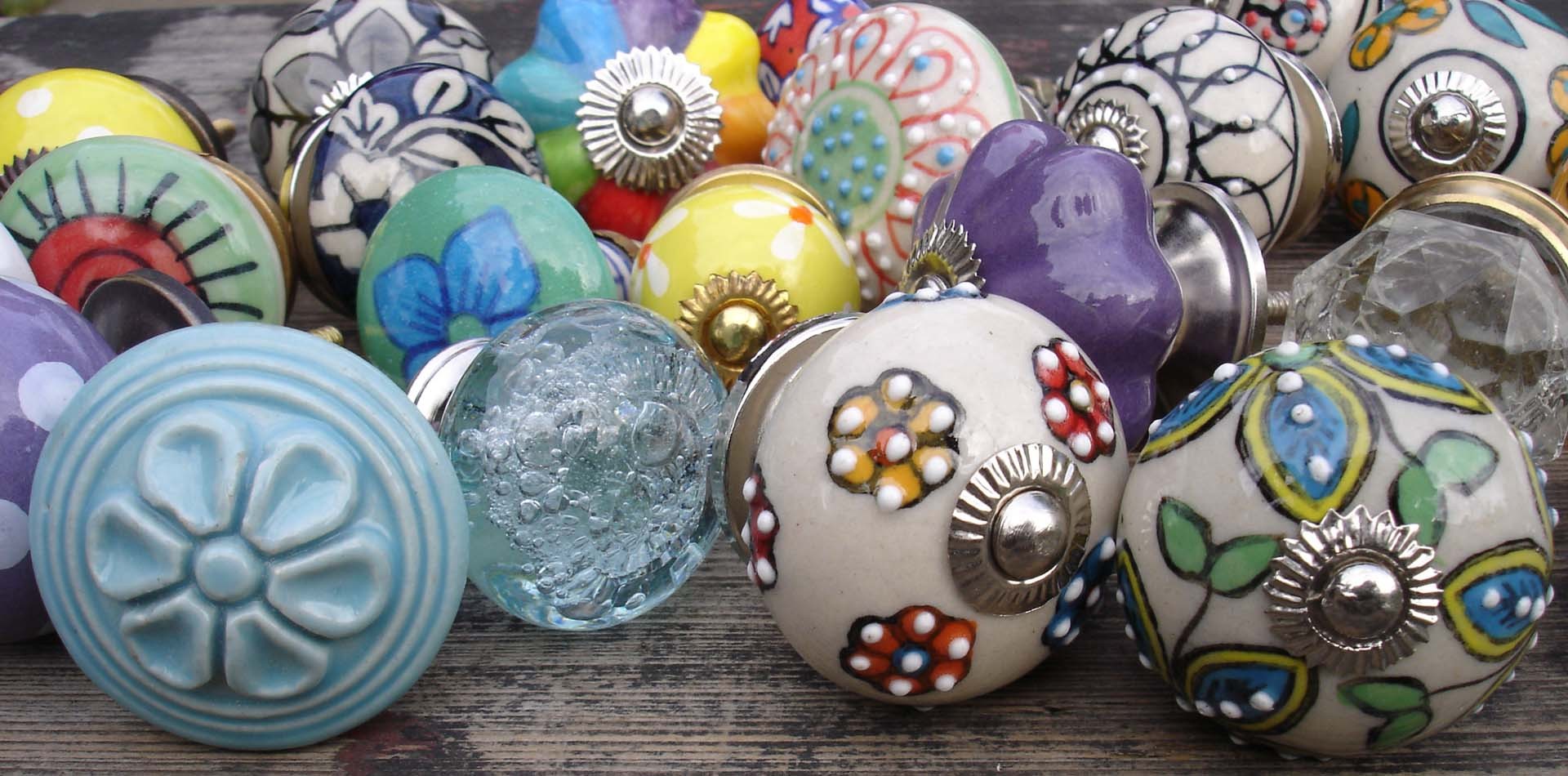 Ať už jste se pustili do renovace nábytku, budujete novou kuchyni, nebo prostě chcete ozvláštnit starou skříň, komodu, nebo noční stolek po babičce, doufáme, že na našich stránkách najdete právě to, co hledáte. Vítejte ve světě nábytkových úchytek