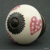 nabytkova-uchytka-bila-s-ruzovymi-srdicky-4-cm---knopka.jpg