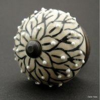 nabytkova-uchytka--kremova-s-cernou-kresbou---4-cm----knopka.jpg