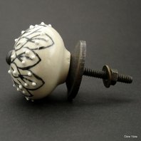 nabytkova-uchytka--kremova-s-cernou-kresbou---4-cm----knopka.jpg